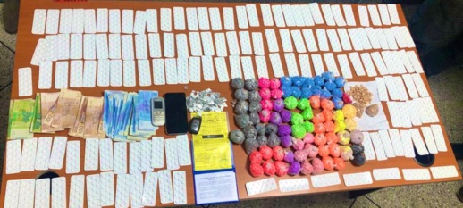 بالصور.. توقيف شخص كان يقود سيارة على متنها 10.800 قرص مخدر بالصور.. توقيف شخص كان يقود سيارة على متنها 10.800 قرص مخدر