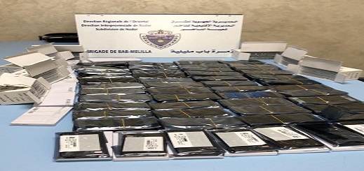 جمارك معبر بني نصار توقف خمسينيا حاول تهريب كمية مهمة من شاشات الهواتف الذكية جمارك معبر بني نصار توقف خمسينيا حاول تهريب كمية مهمة من شاشات الهواتف الذكية