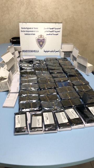 جمارك معبر بني نصار توقف خمسينيا حاول تهريب كمية مهمة من شاشات الهواتف الذكية جمارك معبر بني نصار توقف خمسينيا حاول تهريب كمية مهمة من شاشات الهواتف الذكية