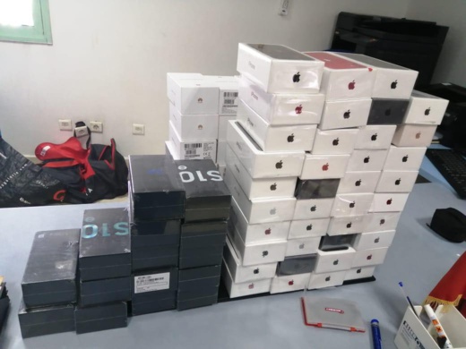 حجز كمية من الهواتف النقالة داخل سيارة قادمة من ألمانيا حجز كمية من الهواتف النقالة داخل سيارة قادمة من ألمانيا