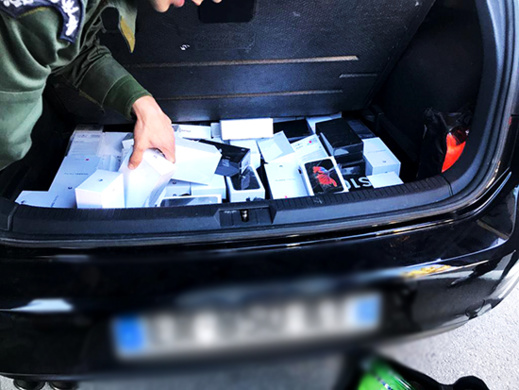 حجز كمية من الهواتف النقالة داخل سيارة قادمة من ألمانيا حجز كمية من الهواتف النقالة داخل سيارة قادمة من ألمانيا