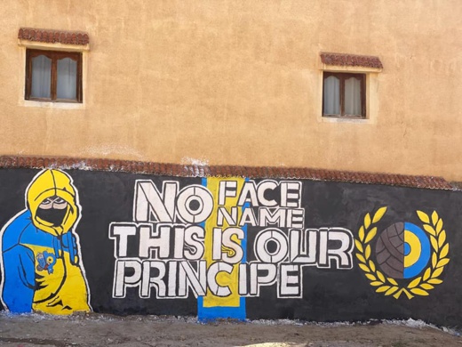 شباب زايو يبدعون في رسم جداريات ملونة تشجيعا للفرق الرياضية المحلية