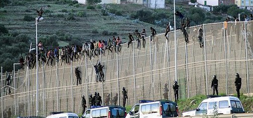 إحباط محاولة اقتحام جماعي لما يناهز 400 مهاجرا سريا لمدينة سبتة المحتلة إحباط محاولة اقتحام جماعي لما يناهز 400 مهاجرا سريا لمدينة سبتة المحتلة