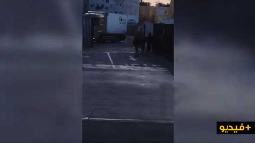 شاهدوا بالفيديو.. "حراكة" مغاربة يتربصون بشاحنات النقل الدولي داخل الميناء والسائقون يشتكون شاهدوا بالفيديو.. "حراكة" مغاربة يتربصون بشاحنات النقل الدولي داخل الميناء والسائقون يشتكون
