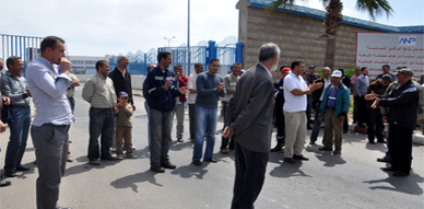 محتجون يطالبون بصرف رواتب مستخدمي كوماناف وكوماريت في وقفة تضامنية ببني انصار محتجون يطالبون بصرف رواتب مستخدمي كوماناف وكوماريت في وقفة تضامنية ببني انصار