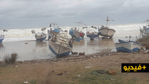 شاهدوا.. مياه الأمطار تغمر مراكب الصيد التقليدي باعزانن  وأمجاو ومسؤولي القطاع خارج التغطية 