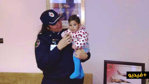 شاهدوا بالفيديو... الشرطة تقيم حفلا لتسليم رضيعة ضائعة لوالدتها 
