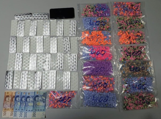 اعتقال شخص بحوزته 6490 قرص “إكستازي” و”ريفوتريل” اعتقال شخص بحوزته 6490 قرص “إكستازي” و”ريفوتريل”