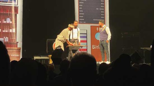 وسط جمهور غفير ناظور كوميدي كلوب يشعل المسرح الملكي بمدينة لاهاي الهولندية وسط جمهور غفير ناظور كوميدي كلوب يشعل المسرح الملكي بمدينة لاهاي الهولندية