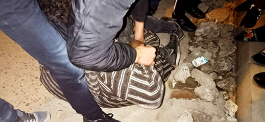 مواطنون بالناظور يحبطون عملية سرقة وسط المدينة مواطنون بالناظور يحبطون عملية سرقة وسط المدينة