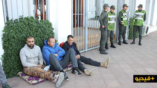 مستشار جماعي يدخل في إضراب عن الطعام واعتصام أمام عمالة الناظور احتجاج على شطط ممثل السلطة مستشار جماعي يدخل في إضراب عن الطعام واعتصام أمام عمالة الناظور احتجاج على شطط ممثل السلطة