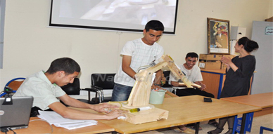 تلاميذ بثانوية حسان بن ثابت بزايو يخترعون آلة هيدروليكية تعمل بقوة الضغط المائي