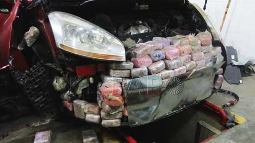 بالصور.. توقيف مهاجر مغربي حاول تهريب أزيد من 500 كلغ من الحشيش داخل سيارته بالصور.. توقيف مهاجر مغربي حاول تهريب أزيد من 500 كلغ من الحشيش داخل سيارته