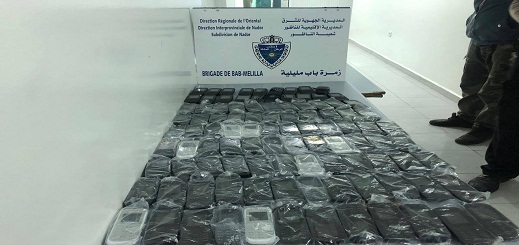 بالصور.. محاولة تهريب 100 هاتف نقال بمعبر بني نصار 