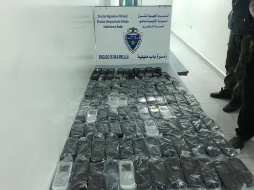 بالصور.. محاولة تهريب 100 هاتف نقال بمعبر بني نصار 