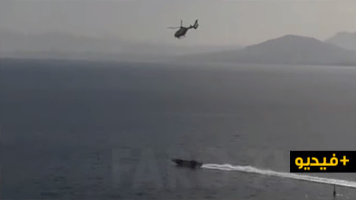 شاهدوا.. مروحية تطارد قارب سريع في عرض البحر شاهدوا.. مروحية تطارد قارب سريع في عرض البحر