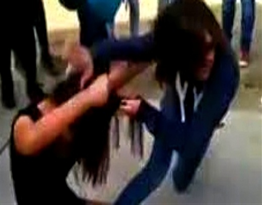 وسط الناظور.. متزوجة تضبط زوجها مع عشيقته وتشبعها ضربا وسط الناظور.. متزوجة تضبط زوجها مع عشيقته وتشبعها ضربا