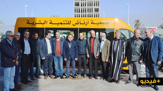 الرحموني يوزع عددا من الشاحنات وحافلة للنقل المدرسي لجماعات بإقليم الناظور