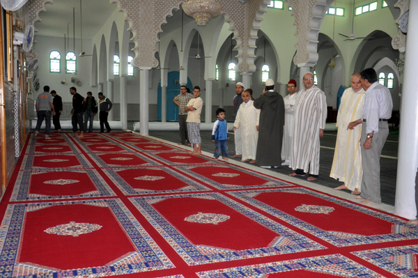 مندوبية الأوقاف والمجلس العلمي بالناظور يشرفان على عملية تفريش مسجد أولاد ابراهيم مندوبية الأوقاف والمجلس العلمي بالناظور يشرفان على عملية تفريش مسجد أولاد ابراهيم