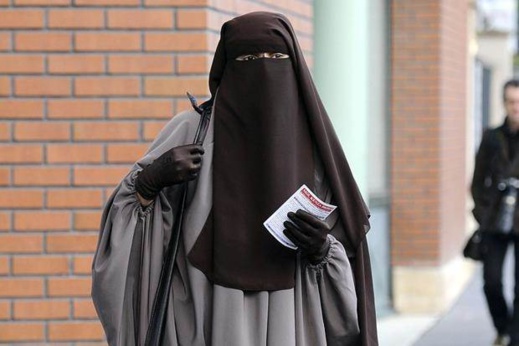 محكمة ألمانية تنتصر لتلميذة مسلمة منعت من ارتداء النقاب محكمة ألمانية تنتصر لتلميذة مسلمة منعت من ارتداء النقاب