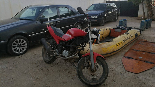 بالصور.. اعتقال شخصين وحجز قارب وسيارات تستعمل في الهجرة السرية بالصور.. اعتقال شخصين وحجز قارب وسيارات تستعمل في الهجرة السرية