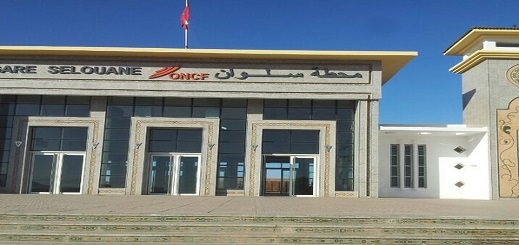 مسافرون غاضبون يشكون عدم توقف قطارات الناظور بمحطة سلوان مسافرون غاضبون يشكون عدم توقف قطارات الناظور بمحطة سلوان
