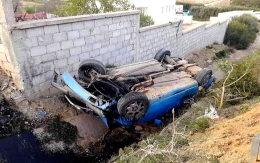 إصابة ركاب سيارة أجرة في حادثة سير مروعة قرب الحسيمة إصابة ركاب سيارة أجرة في حادثة سير مروعة قرب الحسيمة