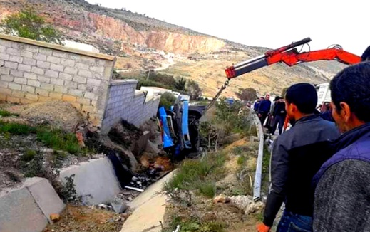 إصابة ركاب سيارة أجرة في حادثة سير مروعة قرب الحسيمة إصابة ركاب سيارة أجرة في حادثة سير مروعة قرب الحسيمة