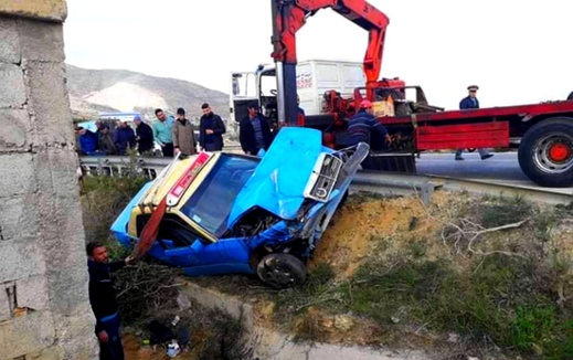 إصابة ركاب سيارة أجرة في حادثة سير مروعة قرب الحسيمة إصابة ركاب سيارة أجرة في حادثة سير مروعة قرب الحسيمة