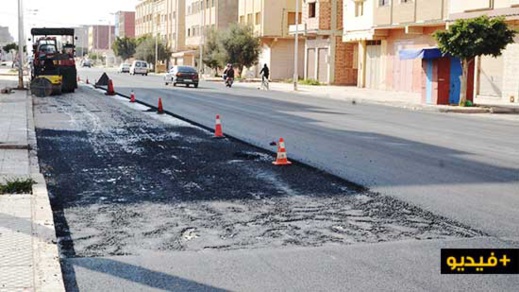 أشغال إعادة التهيئة تتواصل بتزفيت شوارع الأحياء السكنية بالعروي