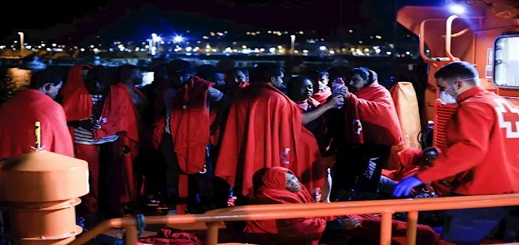 انقاذ مهاجرين من أصل مغاربي كانوا على متن قارب في عرض البحر 