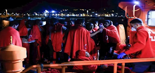 انقاذ مهاجرين من أصل مغاربي كانوا على متن قارب في عرض البحر انقاذ مهاجرين من أصل مغاربي كانوا على متن قارب في عرض البحر