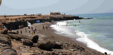 عشرات المصطافين يتوافدون على شواطئ تمسمان مبكرا بسبب موجة الحرارة المرتفعة عشرات المصطافين يتوافدون على شواطئ تمسمان مبكرا بسبب موجة الحرارة المرتفعة