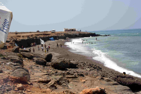 عشرات المصطافين يتوافدون على شواطئ تمسمان مبكرا بسبب موجة الحرارة المرتفعة عشرات المصطافين يتوافدون على شواطئ تمسمان مبكرا بسبب موجة الحرارة المرتفعة