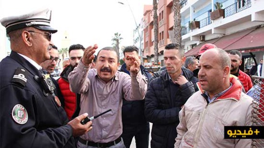 سائقو سيارات الأجرة بمحطة أولاد ميمون يقطعون الطريق احتجاجا على مساحة المحطة والازدحام سائقو سيارات الأجرة بمحطة أولاد ميمون يقطعون الطريق احتجاجا على مساحة المحطة والازدحام