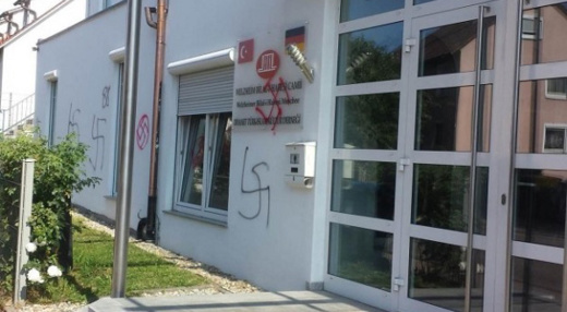 السلطات الألمانية تفكك شبكة إرهابية خططت للهجوم على مساجد المسلمين السلطات الألمانية تفكك شبكة إرهابية خططت للهجوم على مساجد المسلمين