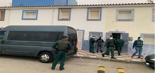 توقيف 8 أشخاص بإسبانيا يخفون "الحشيش" المهرب من المغرب 