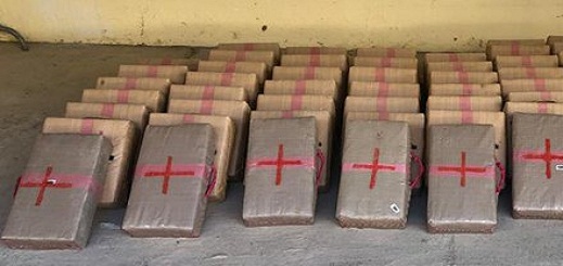 توقيف شاحنة على متنها طنين و60 كيلوغرام من مخدر الشيرا توقيف شاحنة على متنها طنين و60 كيلوغرام من مخدر الشيرا