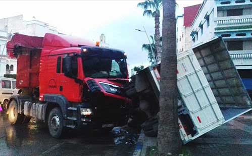 انزلاق شاحنة يتسبب في انقلاب ناقلة أخرى بمدخل مدينة الناظور