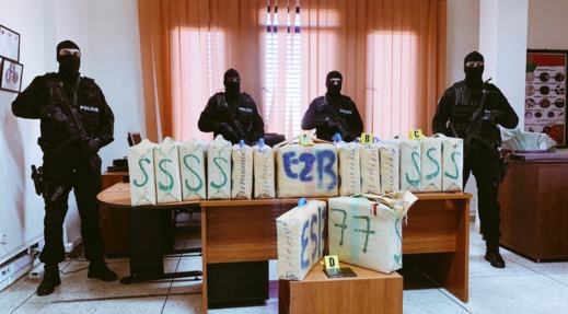 توقيف سائق شاحنة بحوزته 589 كيلوغرام من مخدر الشيرا توقيف سائق شاحنة بحوزته 589 كيلوغرام من مخدر الشيرا