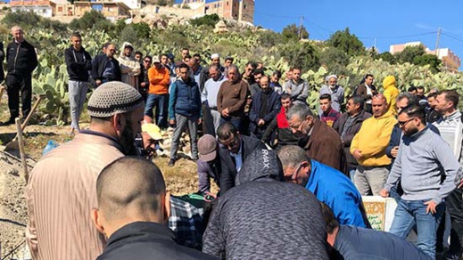 تشييع جثمان والد الباحث في تاريخ الريف "اليزيد ادريوش" في جنازة مهيبة بالناظور تشييع جثمان والد الباحث في تاريخ الريف "اليزيد ادريوش" في جنازة مهيبة بالناظور