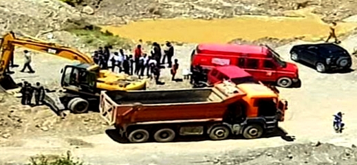 مأساة.. سقوط مقطورة شاحنة ينهي حياة شاب داخل مقلع بجماعة بني سيدال مأساة.. سقوط مقطورة شاحنة ينهي حياة شاب داخل مقلع بجماعة بني سيدال