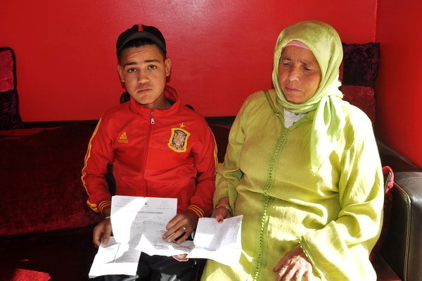 مواطنة من نواحي اوطاط الحاج تطلب المساعدة للتكفل بابنها الذي يعاني من مرض القصورالكلوي