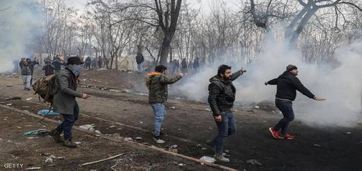 على حدود اليونان.. غاز مسيل للدموع في وجه المهاجرين وضمنهم مغاربة على حدود اليونان.. غاز مسيل للدموع في وجه المهاجرين وضمنهم مغاربة