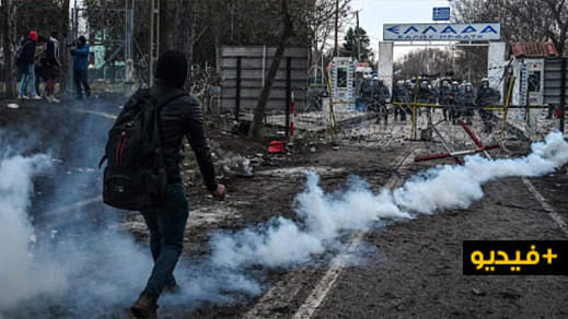 شاهدوا... اشتباكات لمهاجرين من الناظور بالشرطة اليونانية في الحدود التركية 
