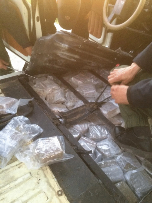 بالصور.. الكلاب البولسية تحبط محاولة تهريب 72 كيلوغرام من مخدر الشيرا بالصور.. الكلاب البولسية تحبط محاولة تهريب 72 كيلوغرام من مخدر الشيرا