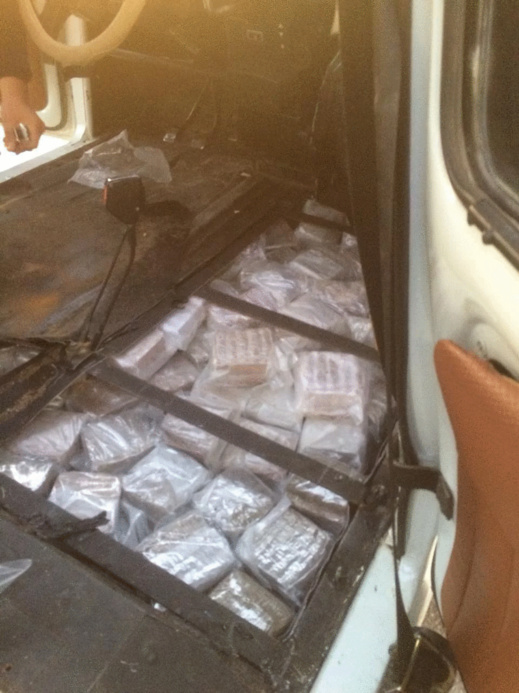 بالصور.. الكلاب البولسية تحبط محاولة تهريب 72 كيلوغرام من مخدر الشيرا بالصور.. الكلاب البولسية تحبط محاولة تهريب 72 كيلوغرام من مخدر الشيرا