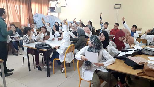 تلاميذ إعداية "الزرقطوني" بالناظور يستفيدون من عرض تحسيسي حول الاستعمال الآمن للأنترنت تلاميذ إعداية "الزرقطوني" بالناظور يستفيدون من عرض تحسيسي حول الاستعمال الآمن للأنترنت