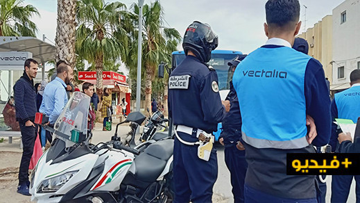 مشادات حادة بين مواطنين وسائق حافلة بعد اعتدائه لفظا على مسنة تستدعي حضور الأمن وسط الناظور