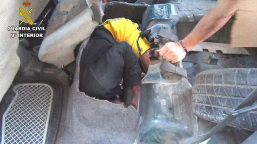 توقيف مغربي حاول تهجير مواطن من جنوب الصحراء عن طريق إخفائه في سيارته توقيف مغربي حاول تهجير مواطن من جنوب الصحراء عن طريق إخفائه في سيارته